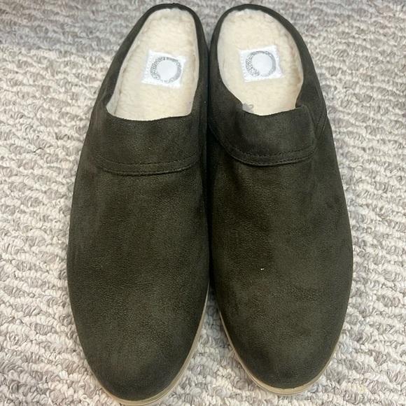 journee collection sabine green slipper - Picture 1 of 3